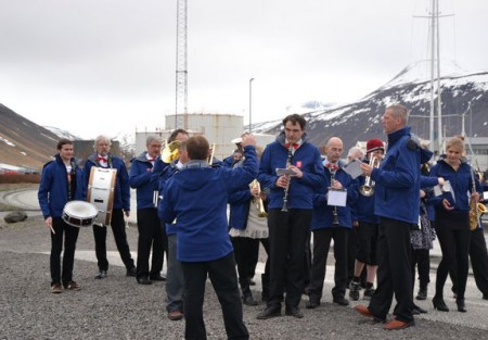 Verk Vest færir Lúðrasveit TÍ einkennisjakka að gjöf